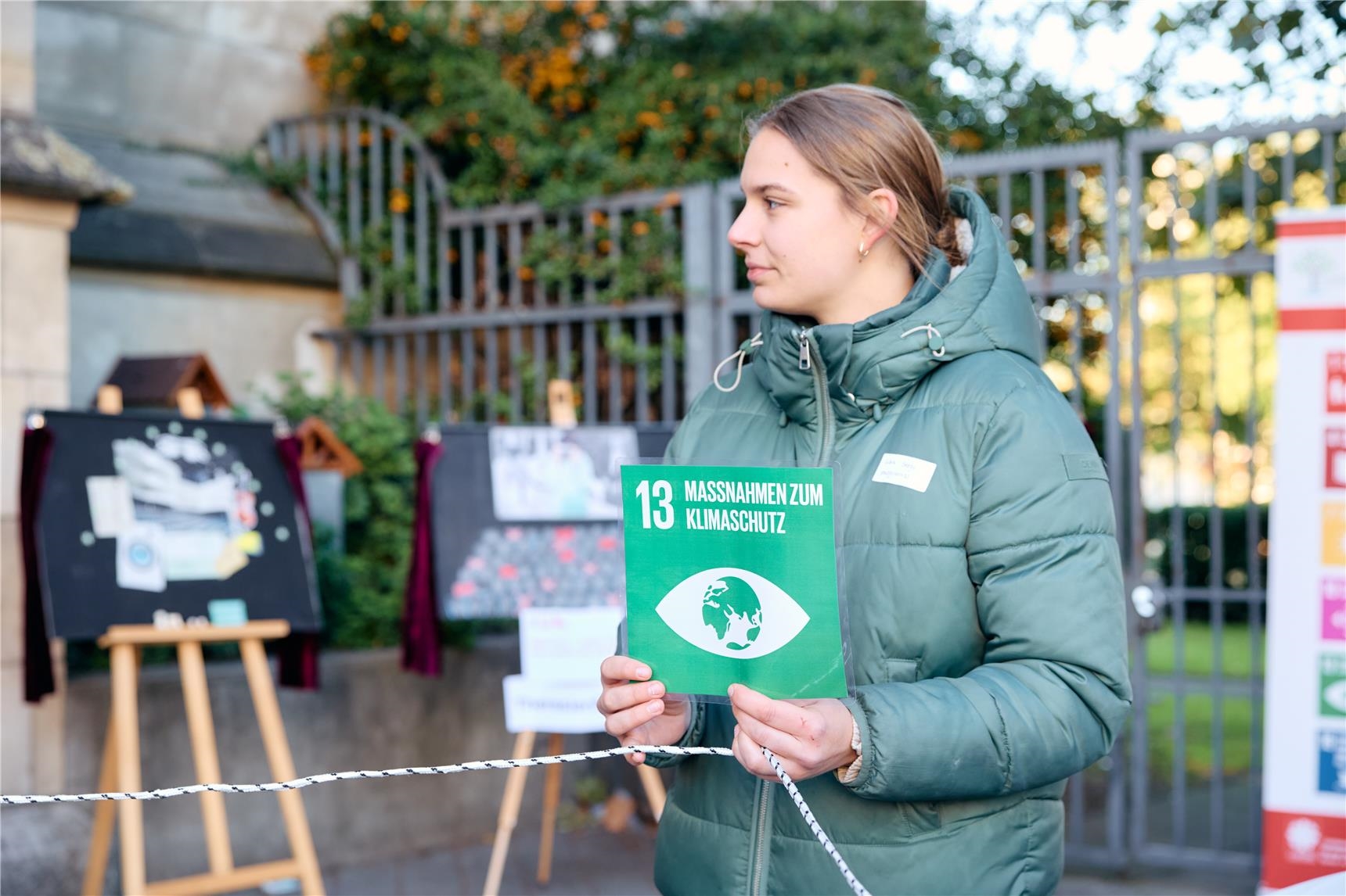 Die Young Caritas Essen stellt szenisch den Zusammenhang der UN Nachhaltigkeitsziele und Stadtplanung in Essen her (4). (Tim Frankenheim)