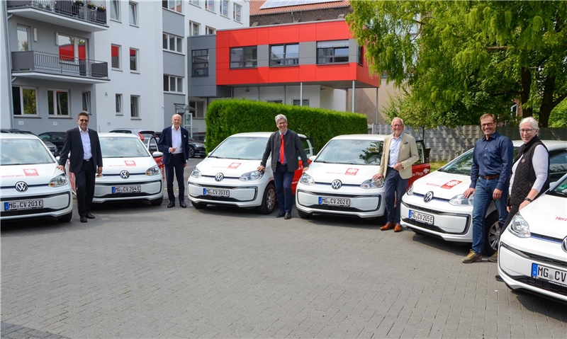 Über die neuen E-Autos freuen sich (v.l.) Caritas-Geschäftsführer Frank Polixa sowie Rolf Königs, Dr. Christof Wellens und Horst Wateler vom Rat der Caritas-Stiftung Mönchengladbach, Georg Bronheim (L