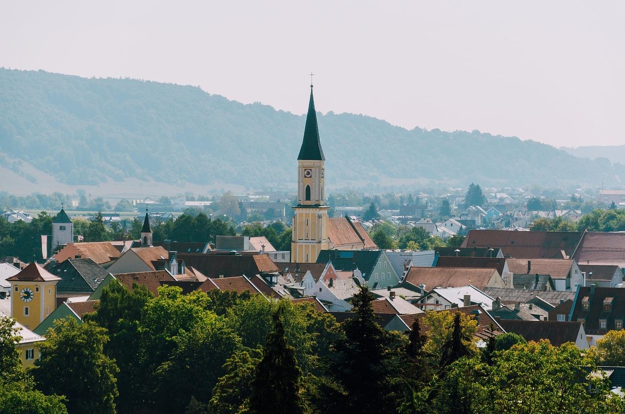 Landschaftsaufnahme der Stadt Kelheim mit Kirche
