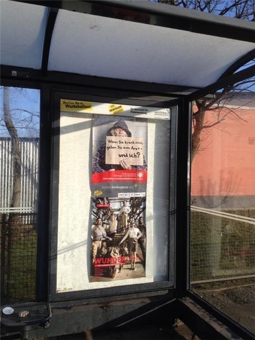 Plakatwerbung von betterplace für die Ambulanz am Bahnhof Zoo für Spenden (Privat)