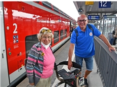 Mobile Reisehilfen - vor Zug / Foto: Peter Esser/Caritas