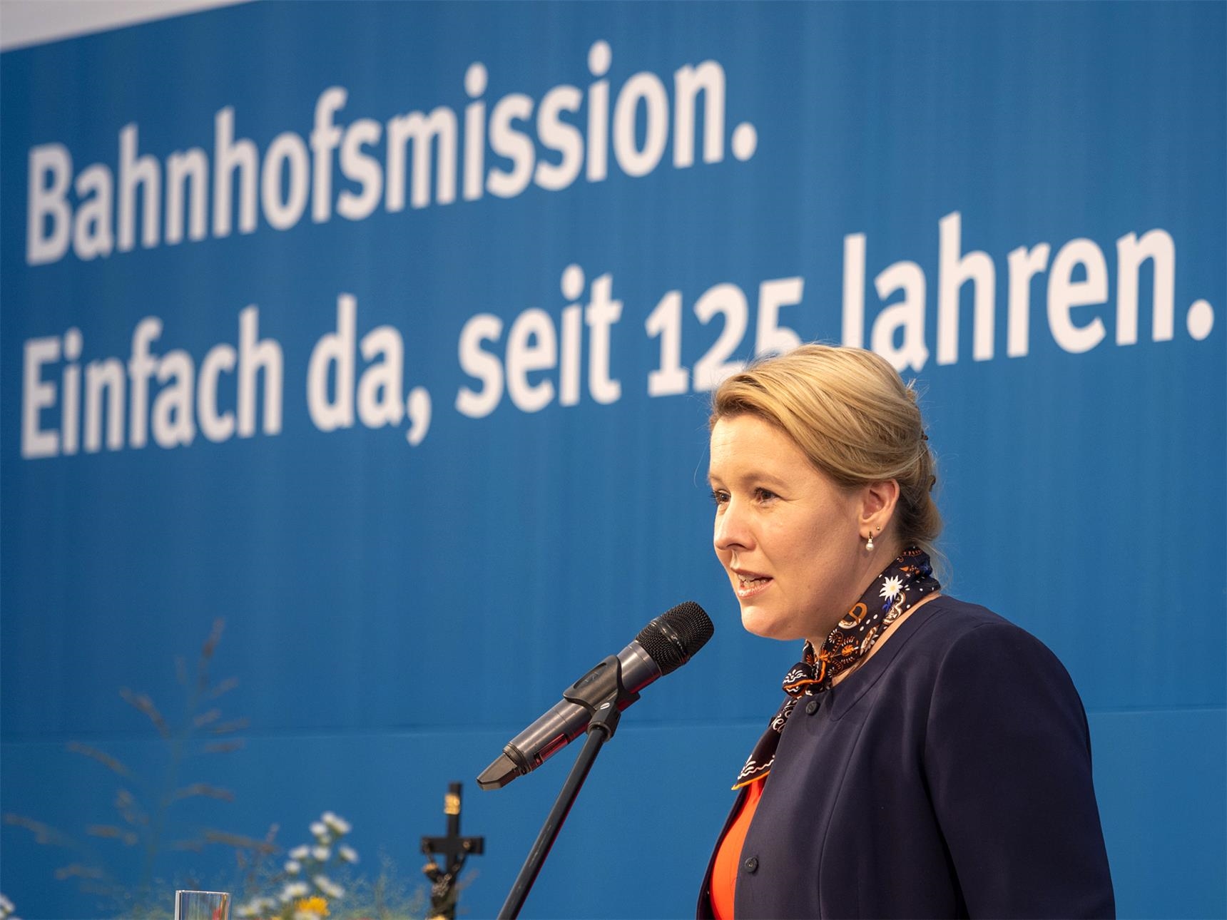Bundesfamilienministerin Franziska Giffey gratulierte zum Jubiläum der Bahnhofsmission. (Angela Kröll)