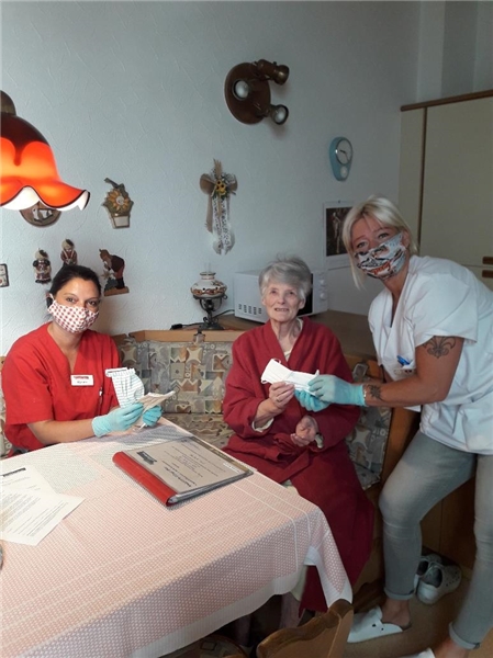 2020_05_Ambulante Pflege spendet Kundinnen und Kunden Masken