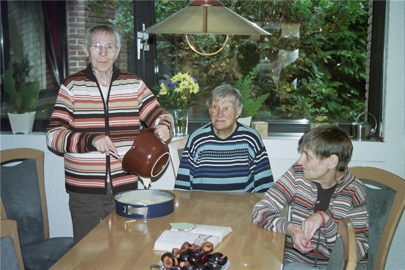 3 Frauen am Esstisch mit Kuchenform vor ihnen (©caritasverband bocholt)