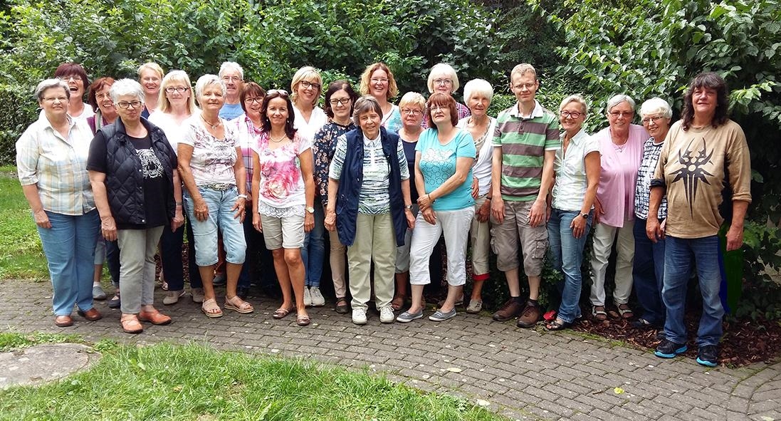 Gruppenfoto im Grünen (Foto: Caritasverband für den Bezrik Limburg)