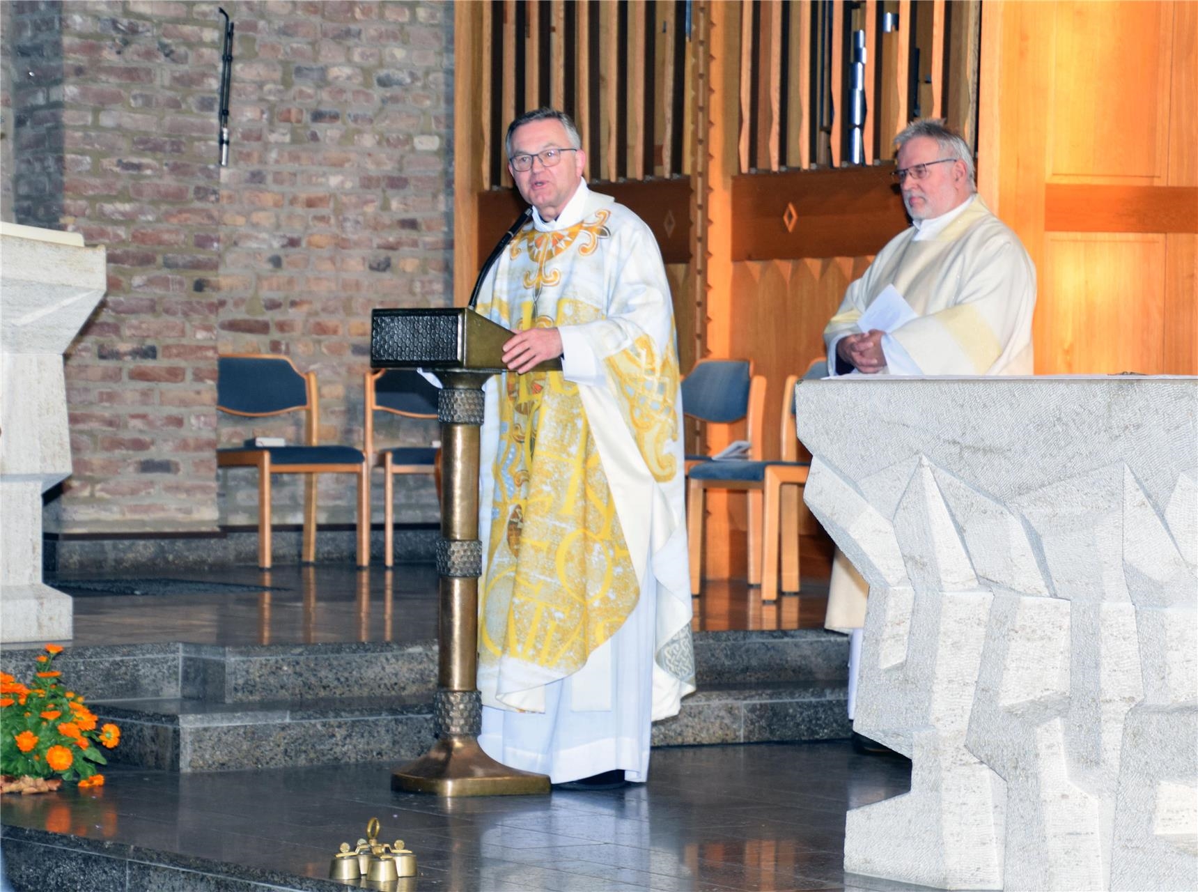 Zwei Priester zelebrieren die Messe zum 111. Caritas-Jubiläum in der Kirche St. Marien in Düren (Caritasverband Düren-Jülich / Erik Lehwald)