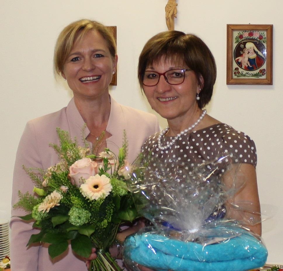 Geschäftsführender Vorstand Eva Reiter übergibt einen Blumenstrauß an Maxi Brummer als kleinen Dank für die vorbildliche Arbeit 