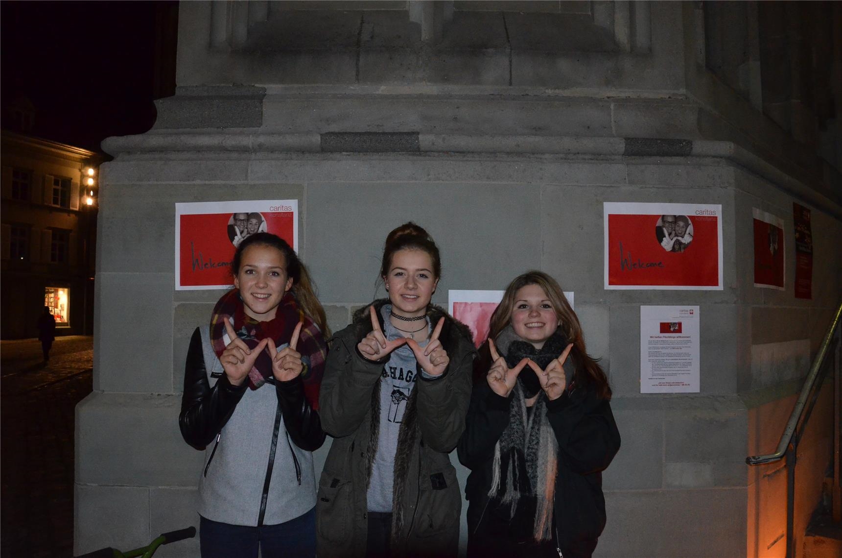 drei Mädchen mit W-Fingern (Caritas Konstanz)