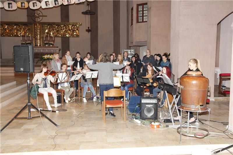 Das Foto zeigt die Chorgruppe der Studierenden der Fachakademie Maria Stern in Augsburg.  (Bernhard Gattner)
