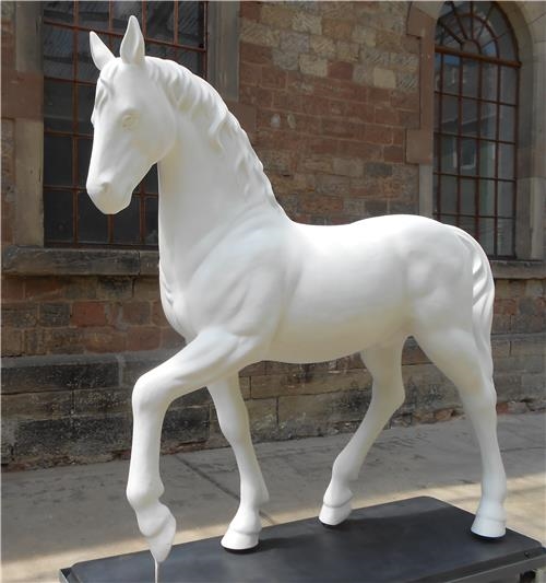 Unbemalte Pferdeskulptur (Caritas Speyer)