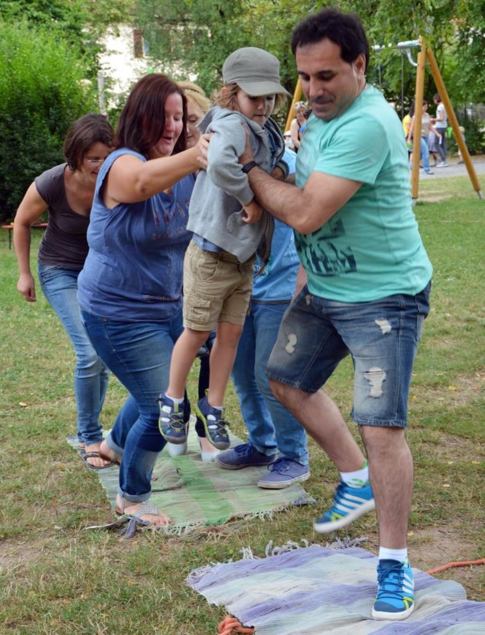 Menschengruppe beim Spielen im Park (Uli Haßelbacher)