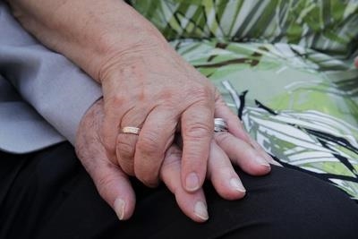 Männerhand umschliesst Frauenhand (Angie Concious, Pixelio)