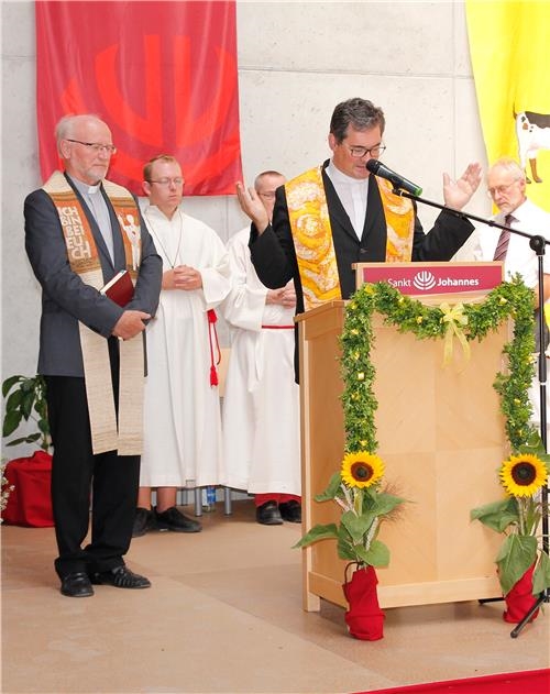 Domkapitular Prälat Peter C. Manz und Diözesan-Caritasdirektor Domkapitular Dr. Andreas Magg spendeten den kirchlichen Segen.  (Bernhard Gattner)