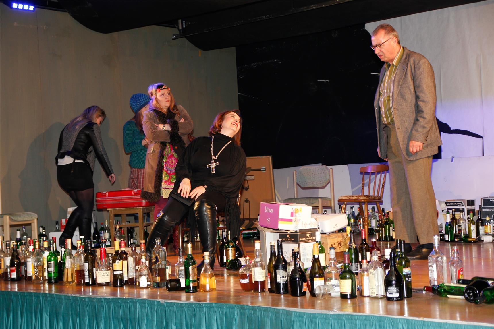 Szene aus dem Theaterstück "Alkohol." des Kemptener Theaterensembles "...Gegensatz".  (Bernhard Gattner)