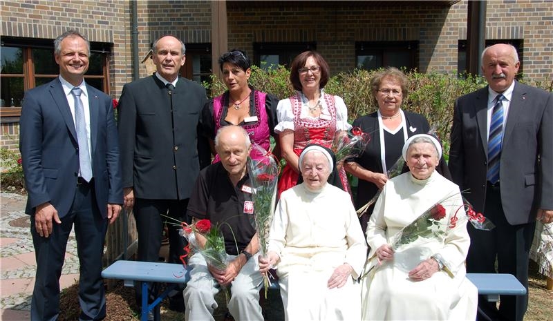 Heimleiter Anton Müller (rechts), Mitarbeiterinnen und Strahlfelder Schwestern der ersten Stunde freuten sich zum 30-jährigen Jubiläum über den Besuch von Dr. Robert Seitz (links) und Landes-Caritasdi