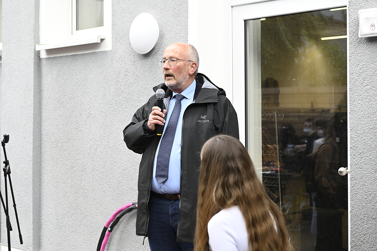 Josef Lüttig steht im Hinterhof des Bernhard-März-Hauses und hält eine Rede (Foto: Andreas Oertzen)
