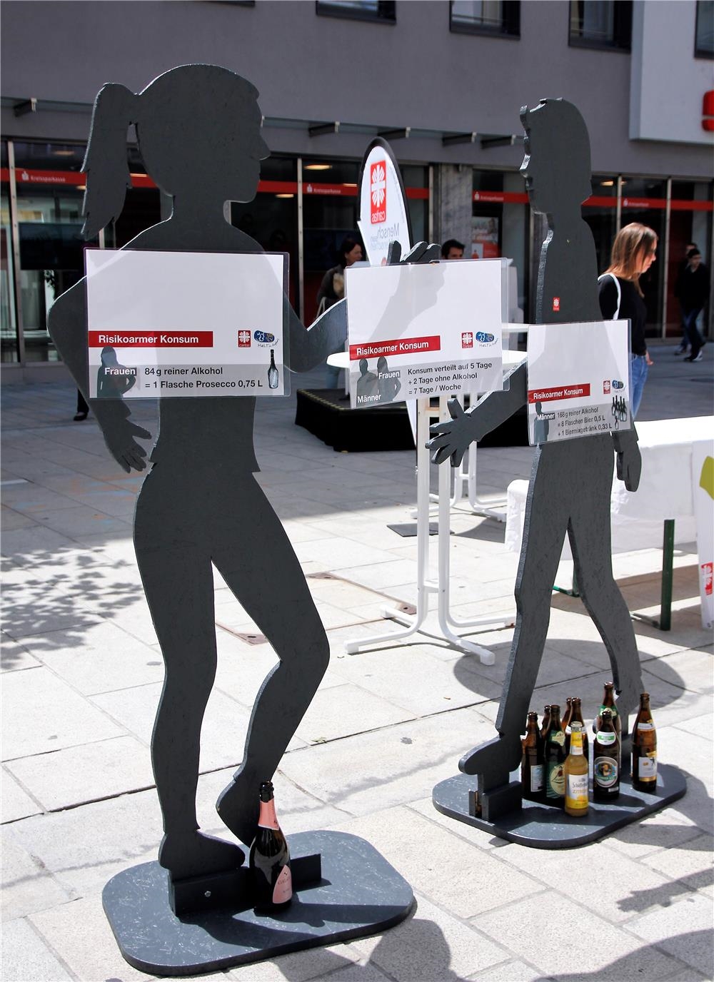 Holzfiguren klärten mit Info-Tafeln über die Unterschiede von Frauen zu Männern beim Alkoholkonsum auf.  (Bernhard Gattner)