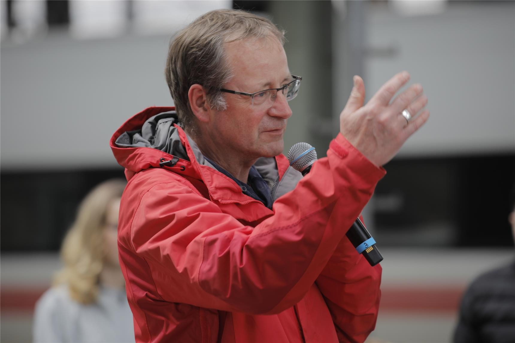 Fragen aus Publikum bei Friedensort Bahnhofsmission Erfurt (Ralf Gerard)