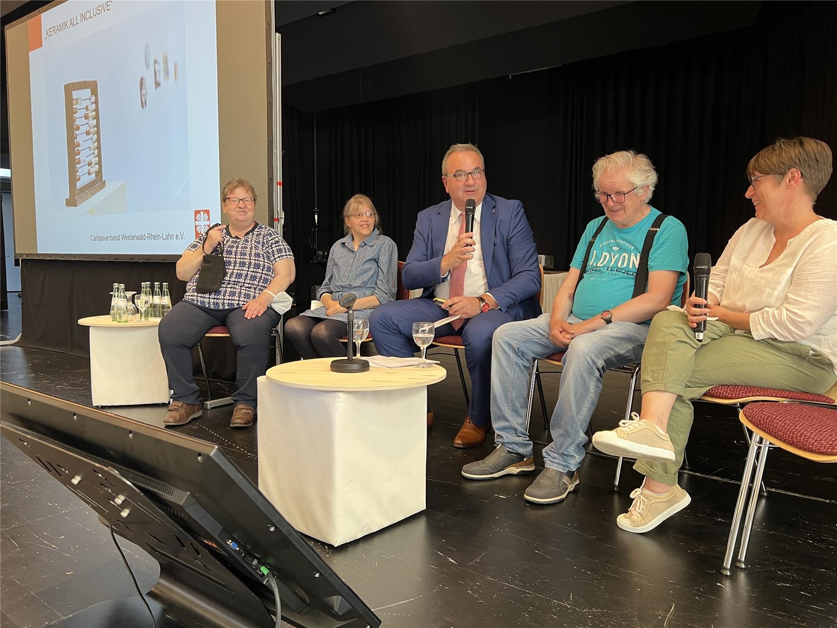 Die Teilnehmer beim Podiumsgespräch. (Caritasverband Westerwald-Rhein-Lahn e.V. / Holger Pöritzsch)