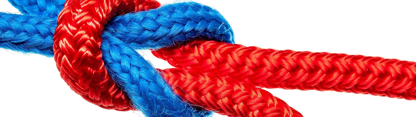 Knoten aus einem blauen und einem roten Seilende.