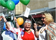 Am Ende der Modenschau des fairKauf in Hannover ließen Promis und Gäste 99 Luftballons steigen mit Infoflyern.