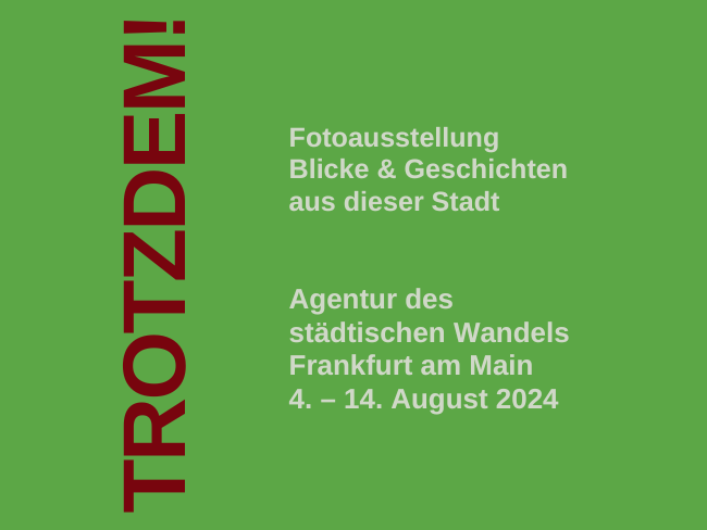 Titel der Ausstellung: Trotzdem! in roten Buchstaben auf grünem Grund