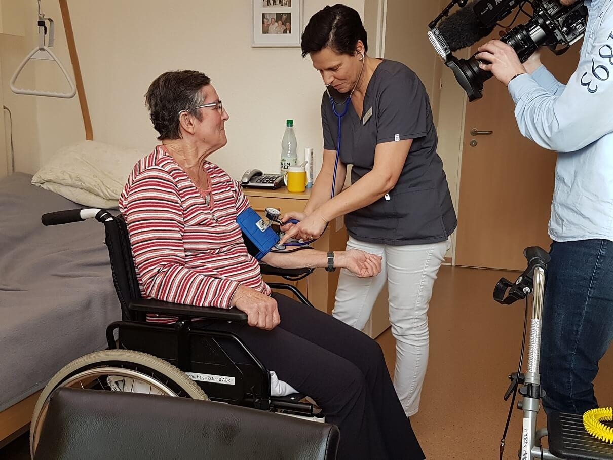 RTL berichtet über Verbesserung der Arbeitsbedingungen in der Pflege - Blutdruck messen 