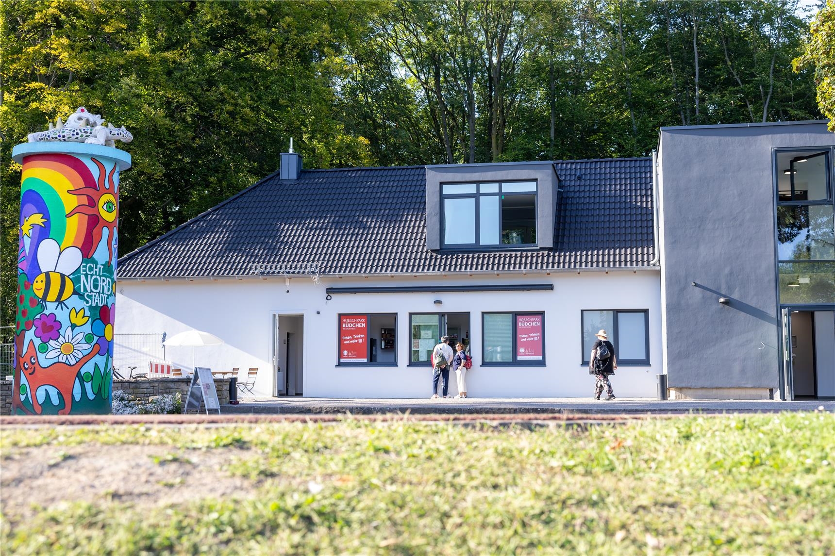 Das Hoeschparkbüdchen liegt mitten in altem Baumbestand. 