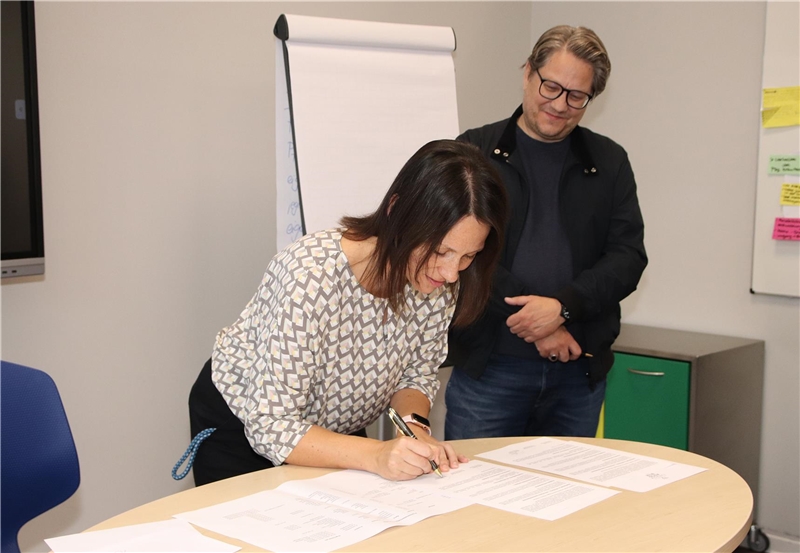 Das Fotot zeigt Stefanie Weber (li.), Schulleitung der Caritas-Berufsfachschulen für Pflege, und den Staatsintendanten André Bücker (re.) bei der Unterzeichnung des Kooperationsvertrages. 