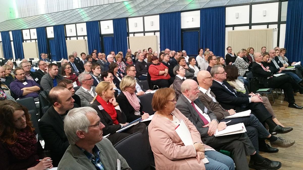 Die Teilnehmer der Fachtagung der Caritas in NRW zum BTHG in Gelsenkirchen in langen Stuhlreihen sitzen (Mello)