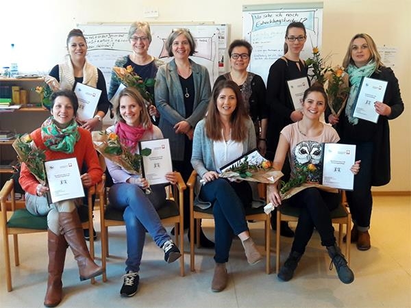 Gruppenbild mit zehn Frauen, acht von ihnen halten Blumen und Zertifikate in den Händen (Caritasverband Darmstadt e. V.)