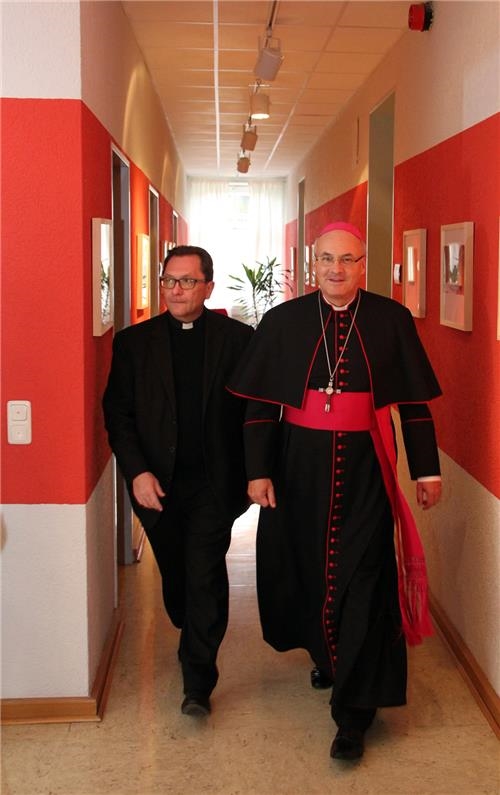 Bischof Dr. Rudolf Voderholzer (rechts) war von der Besichtigung der Caritas-Schwangerschaftsberatung sehr beeindruckt. "Sie helfen, damit junge Familien entstehen können", so der Bischof. (Caritas Regensburg)