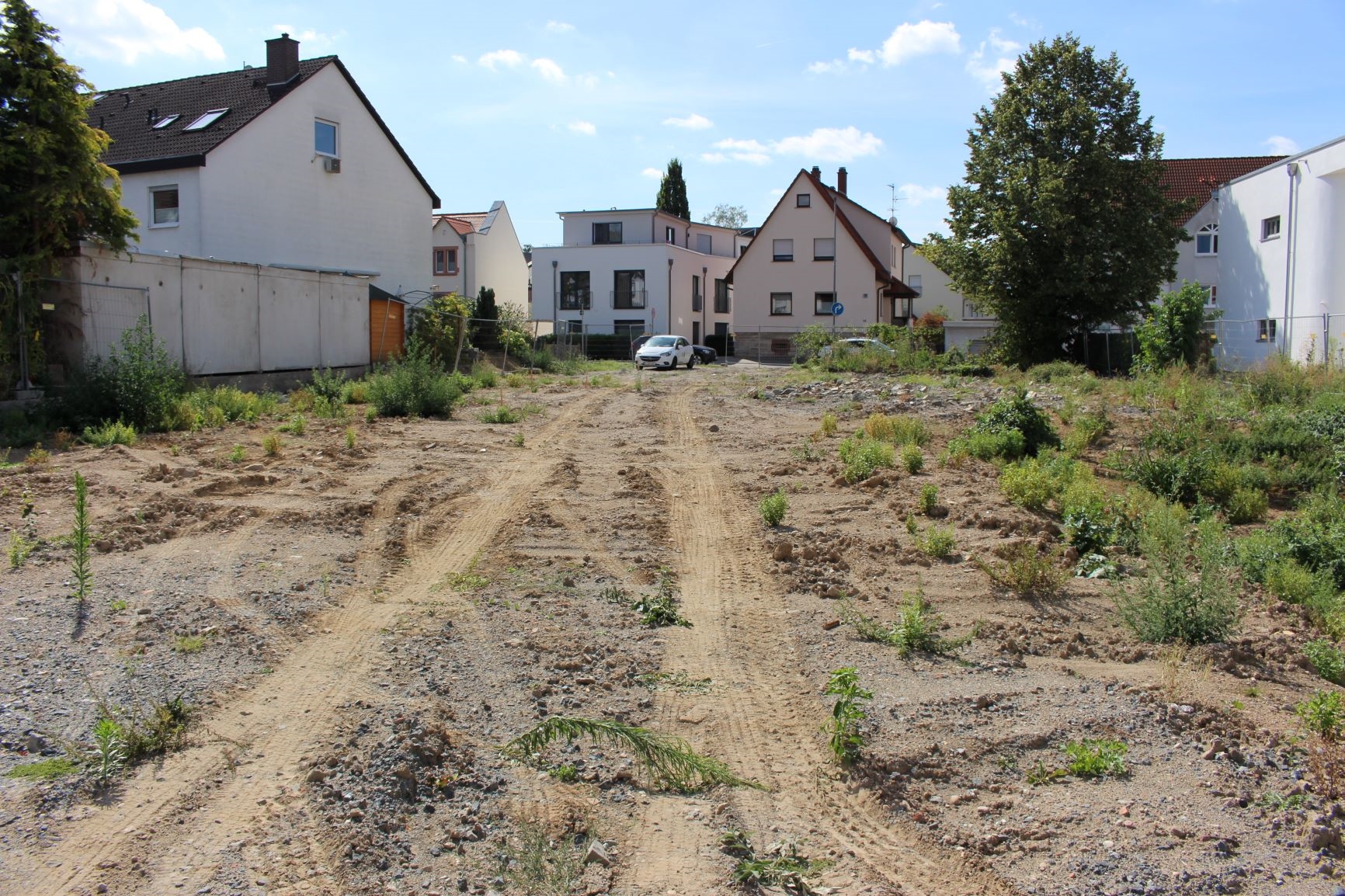 Ansicht vom Gelände, Häuser im Hintergrund. (Caritasverband Darmstadt e. V.)