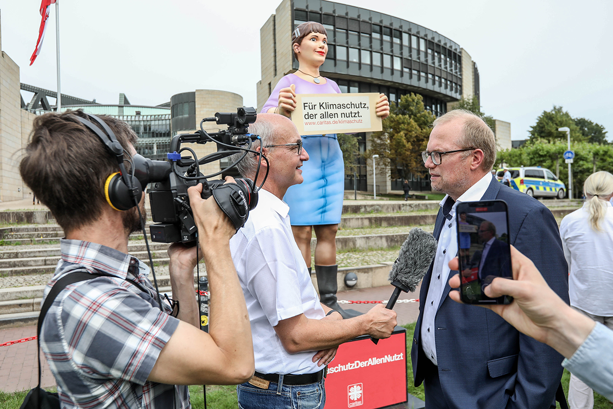 Markus Lahrmann hält mit einem Handmikrofon ein Interview mit dem SPD-Fraktionsvorsitzenden Jochen Ott vor dem Düsseldorfer Landtag. Das Interview wird von einem Mann gefilmt. (Foto: Hans-Jürgen Bauer)