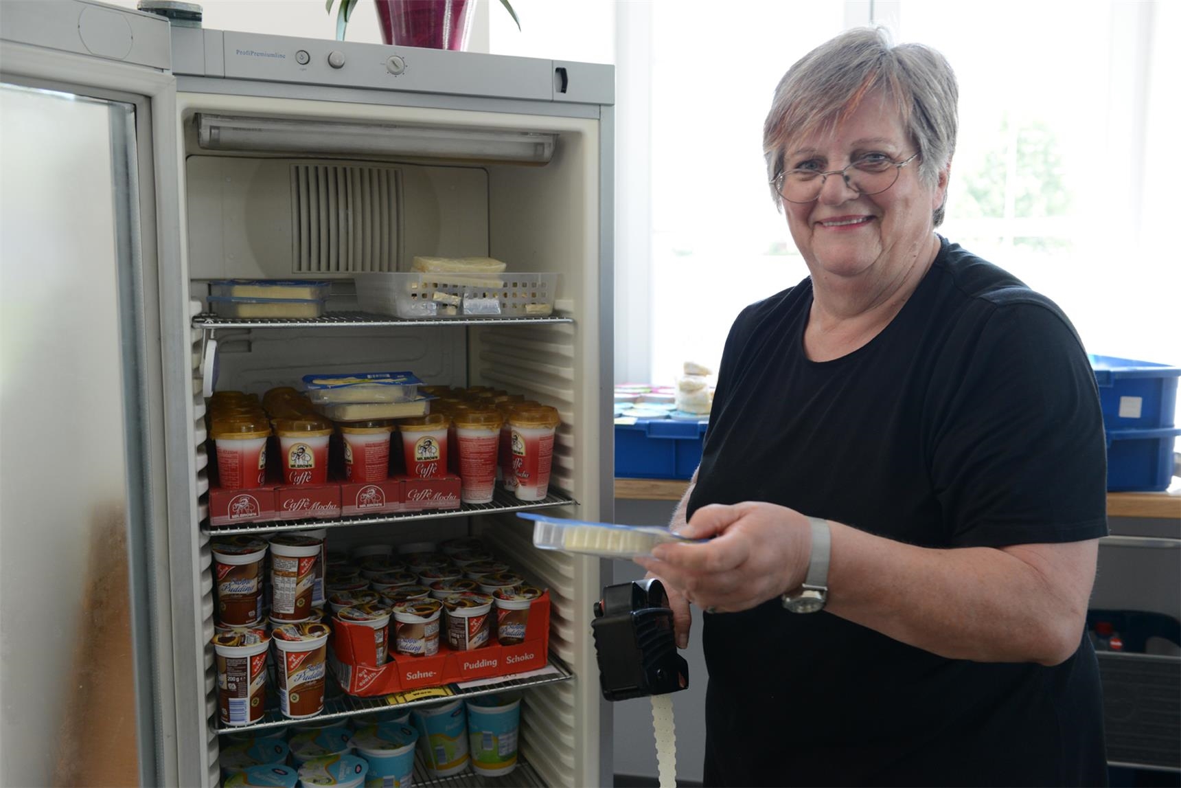 Frau etikettiert am Kühlschrank