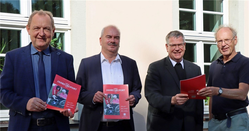 Übergabe des Jahresreports 2022 an Generalvikar Steinert