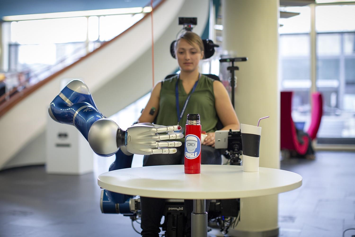 Frau mit Roboterarm auf dem Caritaskongress 2019 (DCV/Janine Schmitz)