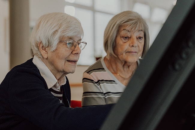 Seniorinnen vor dem gespendeten CareTables (Bildnachweis: LOTTO Hessen/Manuel Bahmer)