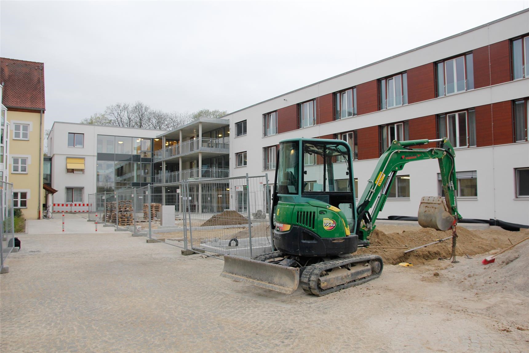Noch laufen die Außenarbeiten beim Pflegezentrum St. Hildegard in Pöttmes. (Bernhard Gattner)