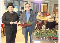 Bürgermeister Franz Wittmann und Kaminkehrer Alois Pinzl bringen Neujahreswünsche für unsere Bewohner