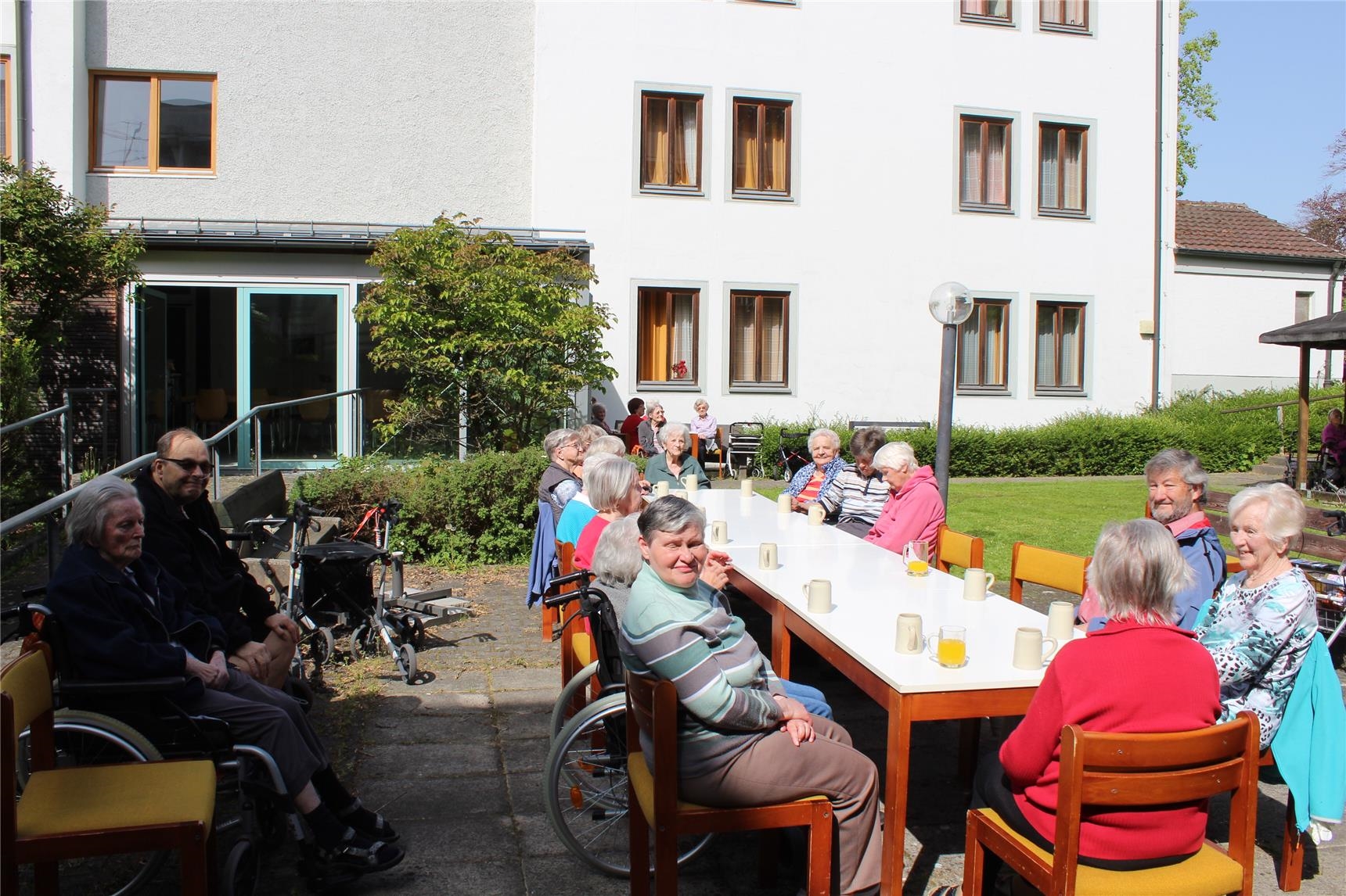 Die Bewohner von St. Konrad genießen den herrlichen Tag 