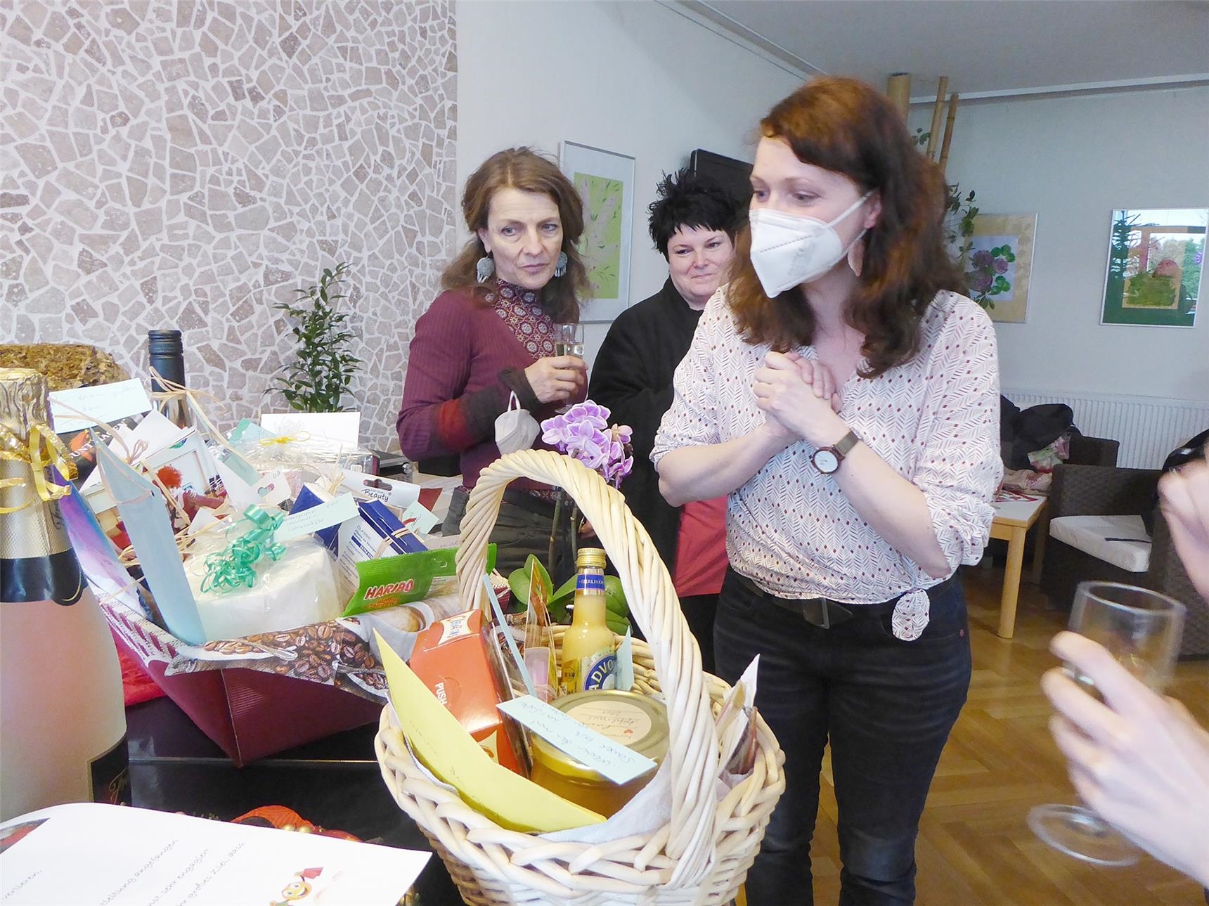 Silvia Matuszewski freute sich über die lieben Abschiedsgeschenke der Mitarbeiter*innen und Bewohner*innen (© APZ St. Elisabeth Erfurt)