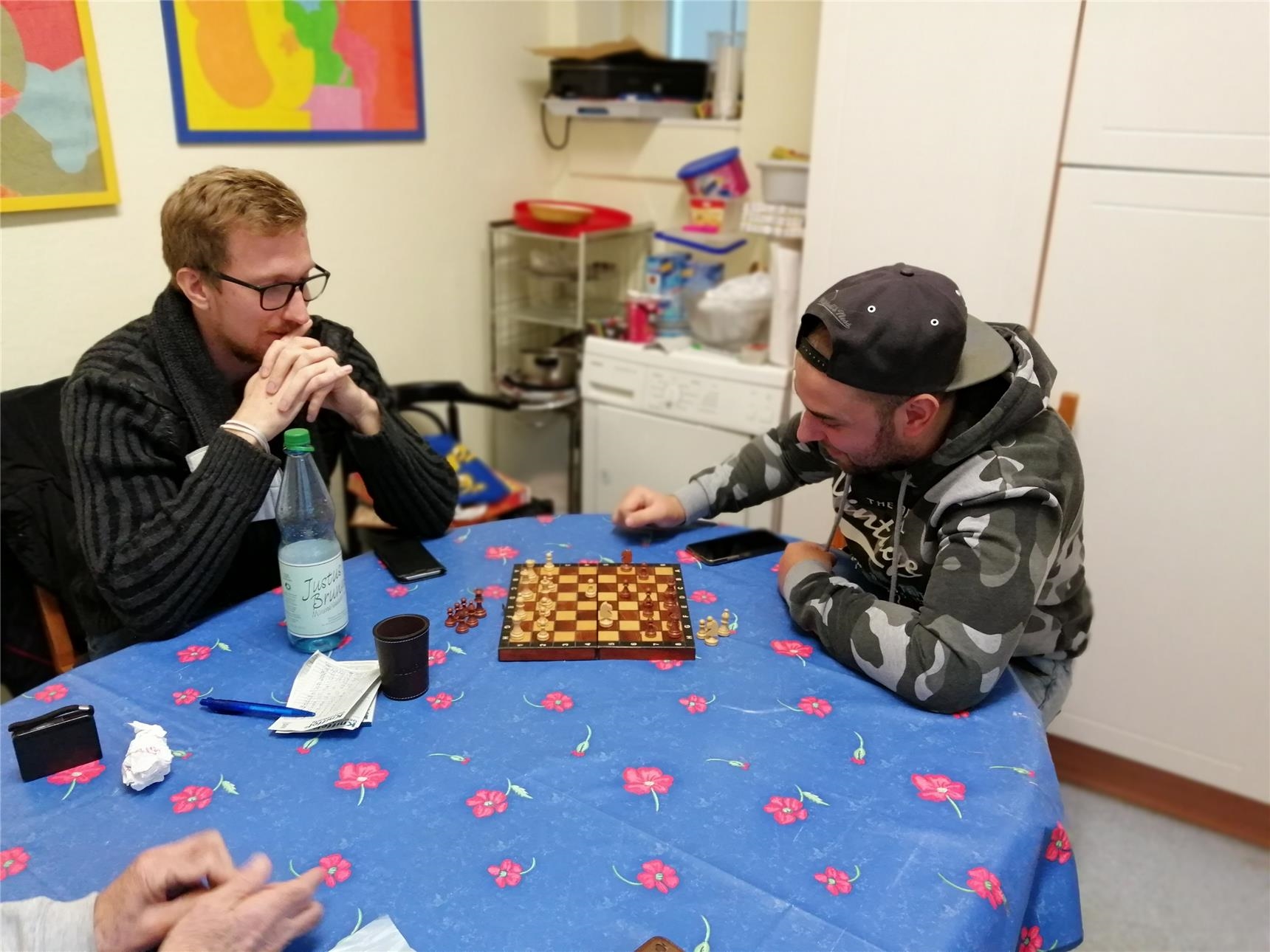 Zwei Männer spielen Schach. (Quelle: Caritasverband Gießen)