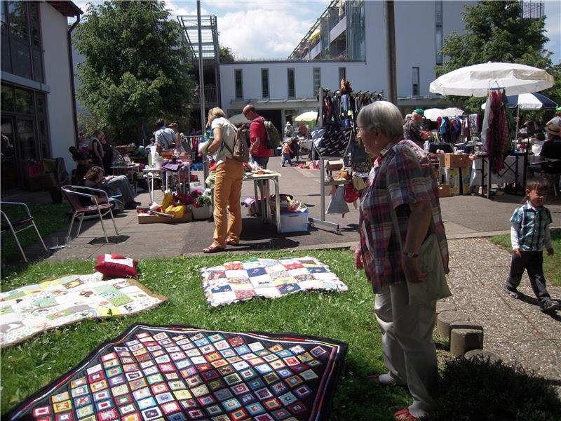 Flohmarkt mit Teppichen und Ständen im Hof (Caritas Konstanz)