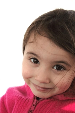 Ein lächelndes Mädchen im Grundschulalter / Fotolia