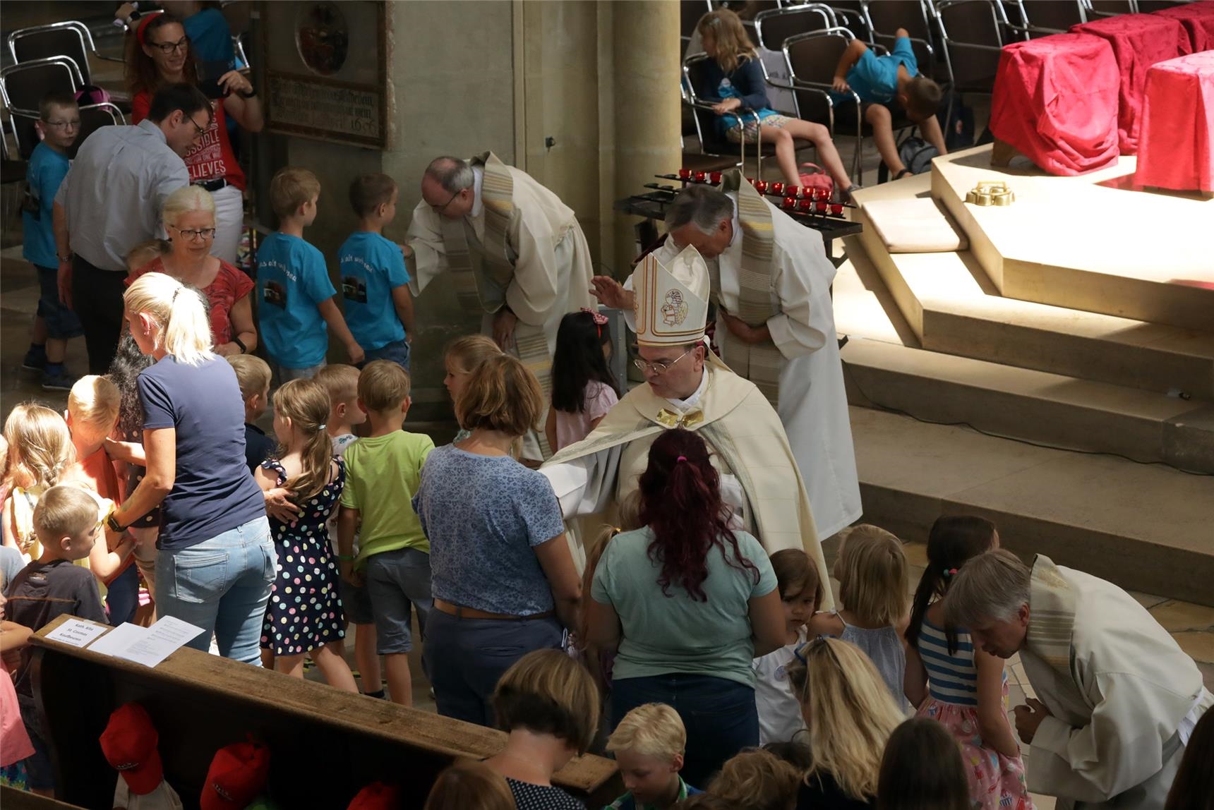 Das Foto zeig t den Augsburger Bischof Dr. Bertram Meier, wie er Kindern den Einzelsegen spendet.  (Annette Zoepf)