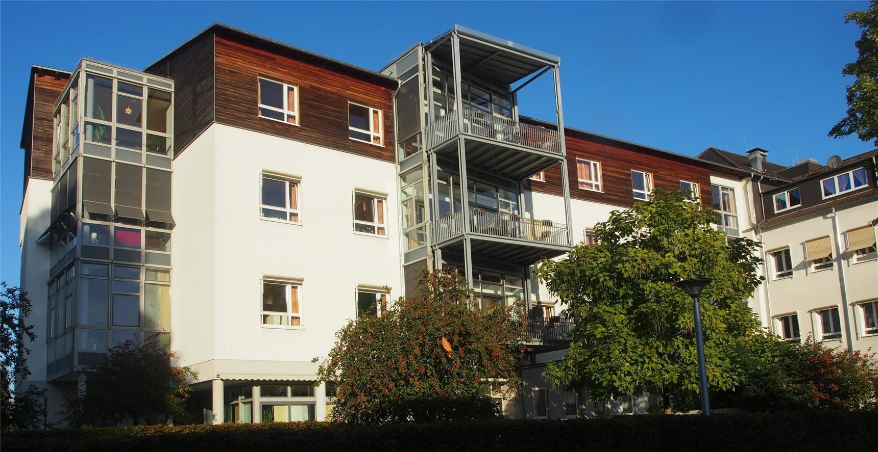 Blick auf das Gebäude und die Balkone des Wohn- und Pflegezentrums 