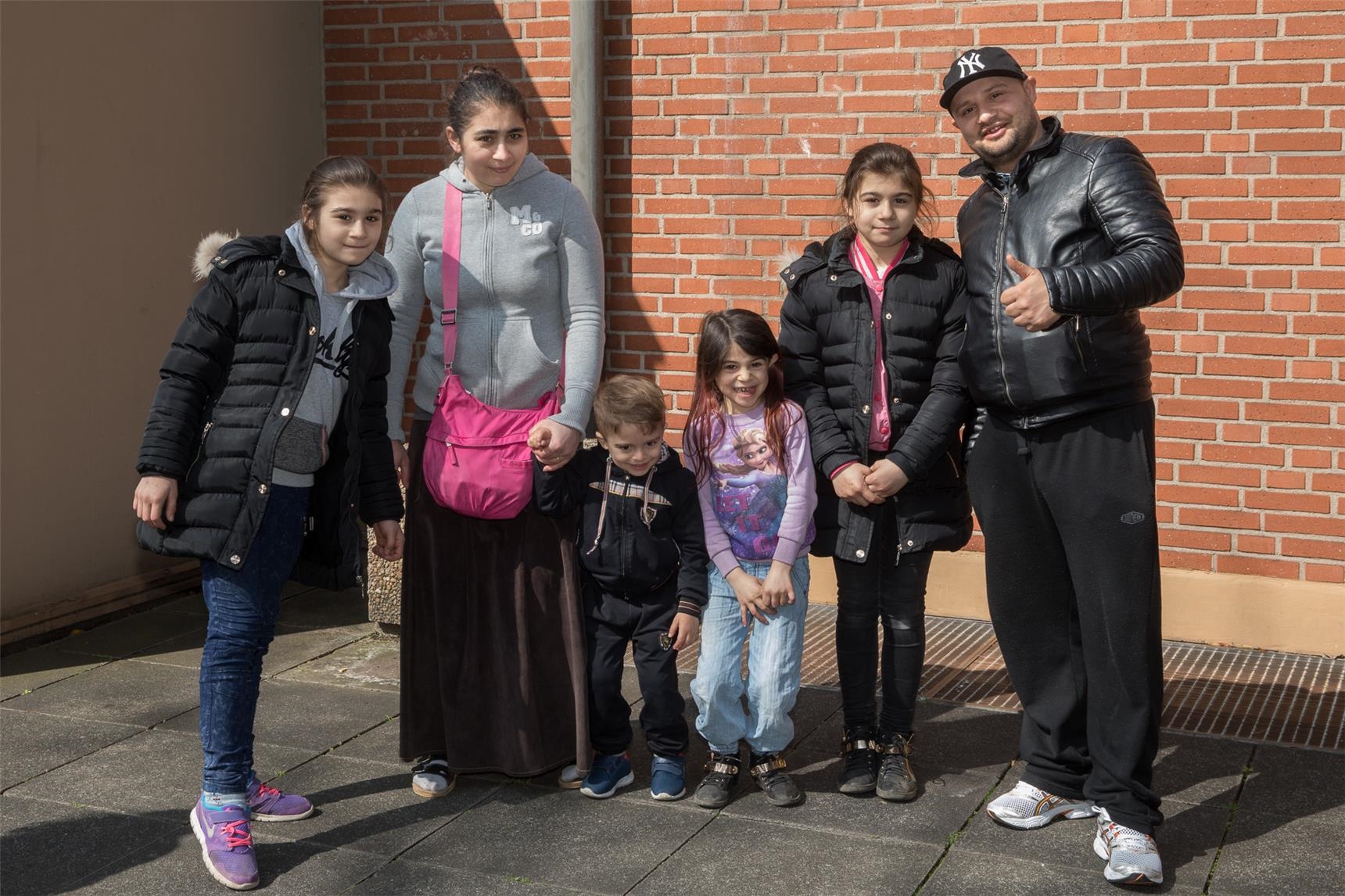 Cesare Kadarar (34) ist mit seiner Frau vor neun Jahren aus Rumänien nach Deutschland gekommen. Drei ihrer vier Kinder gehen in die Grundschule.  (   Achim Pohl)