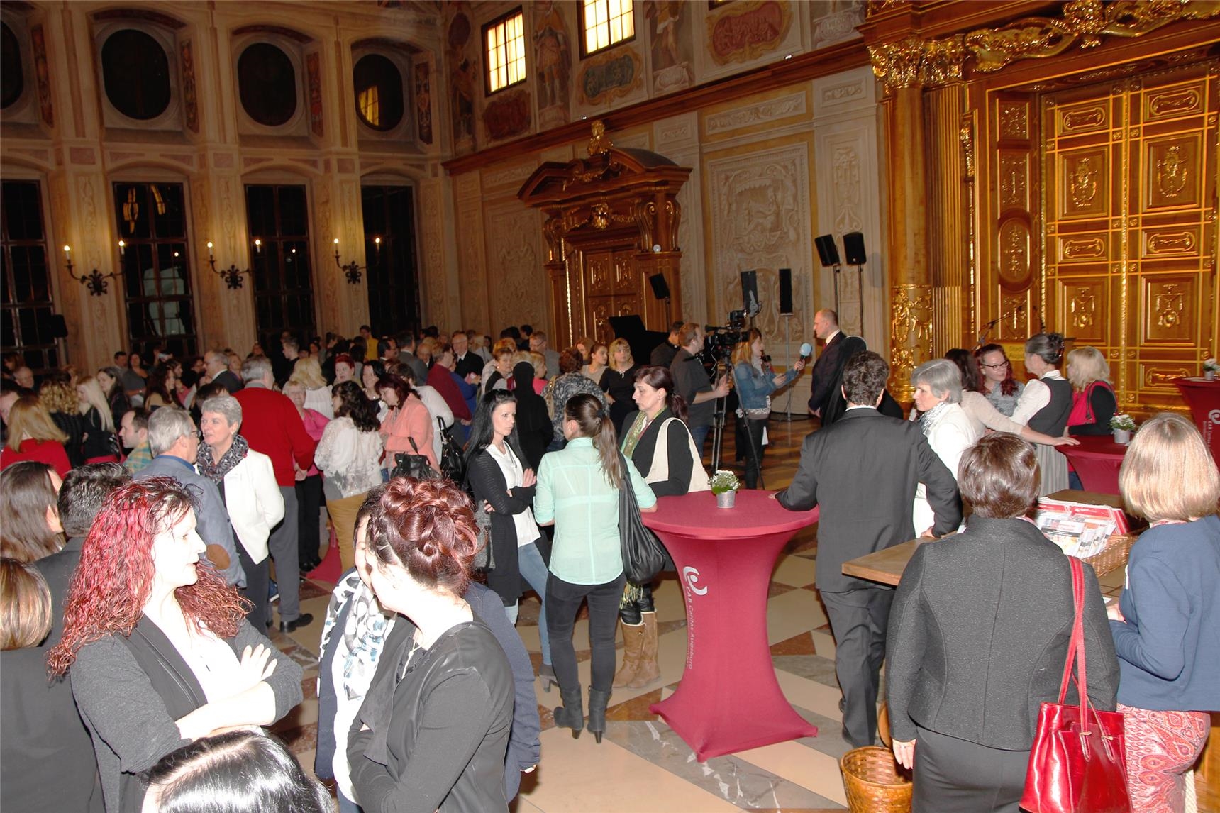 Rund 450 Mitarbeiterinnen und Mitarbeiter der CAB Caritas Augsburg Betriebsträger gGmbH nahmen an der CAB-Dankfeier im Goldenen Saal teil.  (Bernhard Gattner)