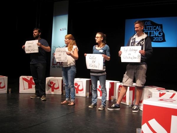 Jugendliche mit Schildern in der Hand (youngcaritas Deutschland)